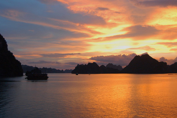HALONG BAY ONE DAY TOUR LUXURY ( EVERY MORNING )